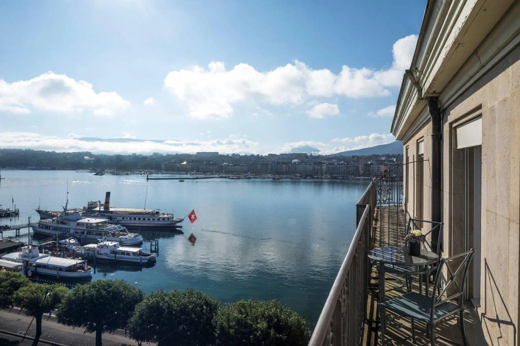 Atemberaubender Seeblick vom Balkon eines Deluxe Doppelzimmers in Genf.
