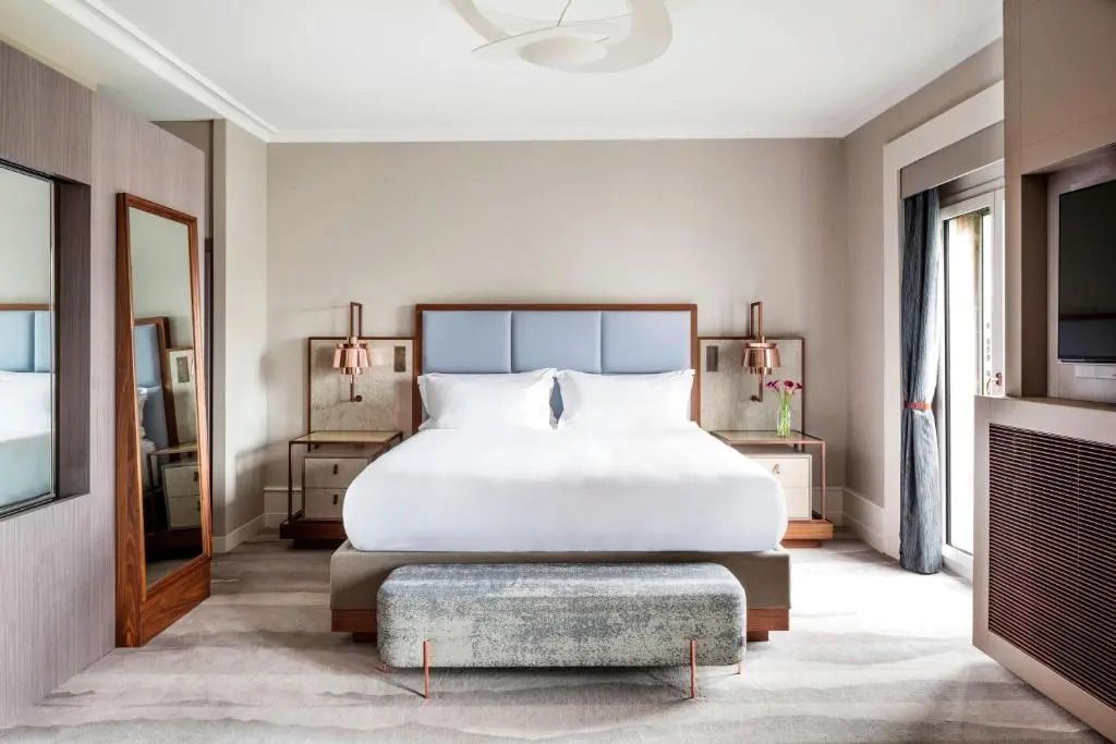 Geräumiges Schlafzimmer mit modernem Design im Ritz-Carlton Genf.