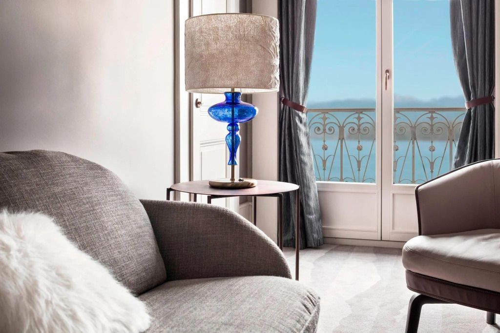 Elegantes Zimmer mit blauer Lampe und Blick auf den Genfersee