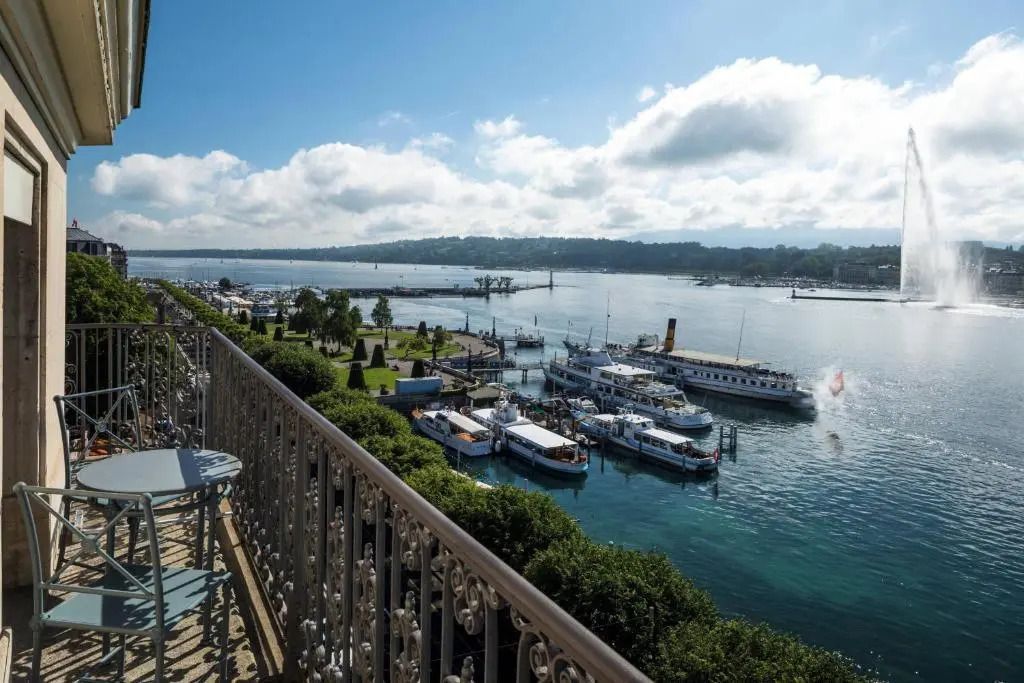 Aussicht von der Suite auf den Genfersee mit Hafen und Booten