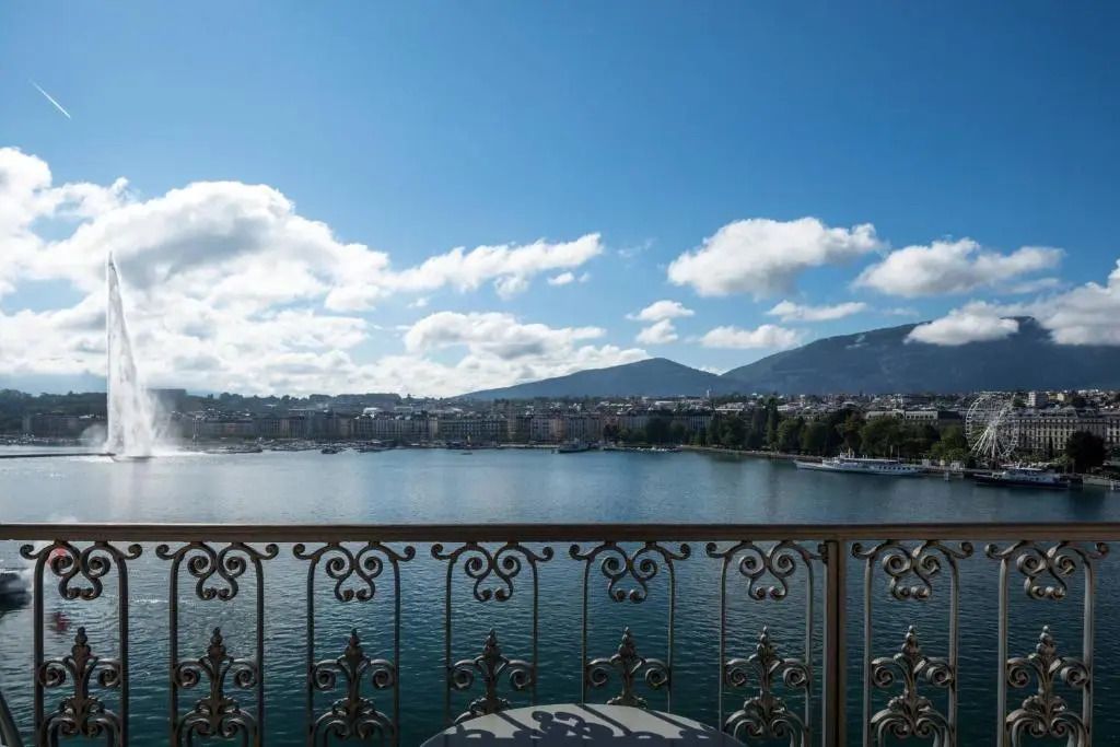 Blick auf den Genfersee und Berge vom Balkon der Suite