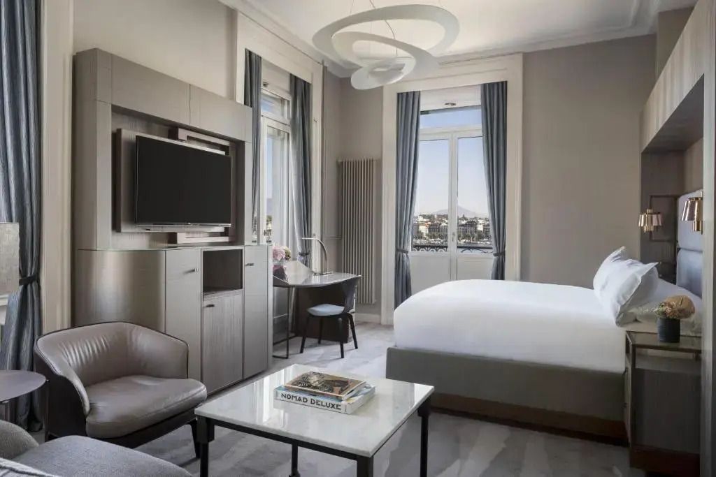Geräumiges Schlafzimmer mit Doppelbett und Seeblick