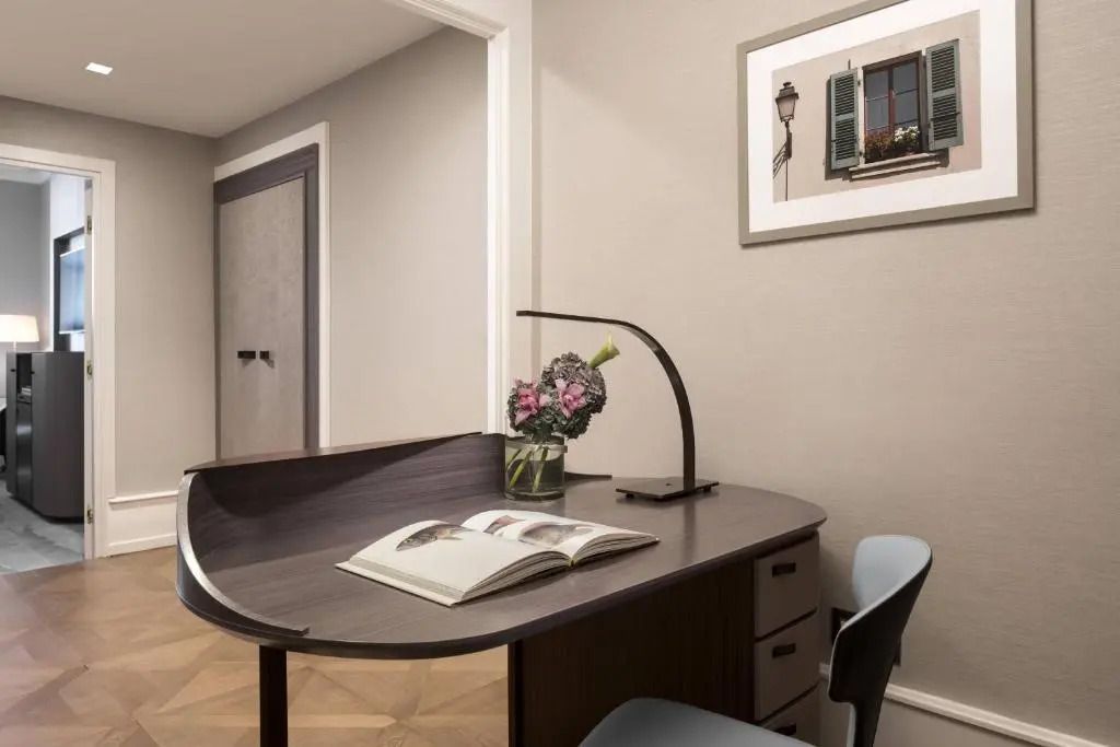 Eleganter Arbeitstisch mit Leselampe und Büchern im Ritz-Carlton Genf.