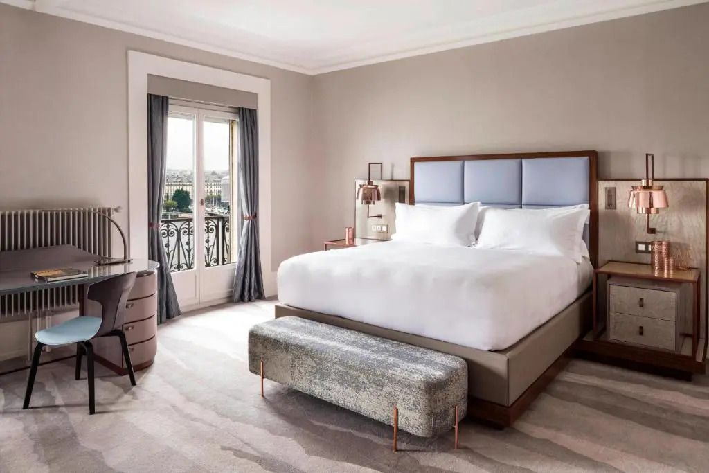 Luxuriöses Premium Doppelzimmer mit Seeblick und elegantem Doppelbett
