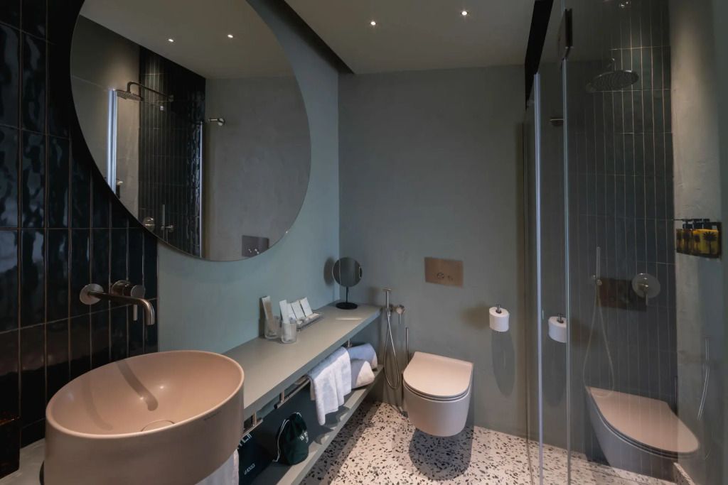 Elegantes Badezimmer mit modernen Elementen und großer Dusche