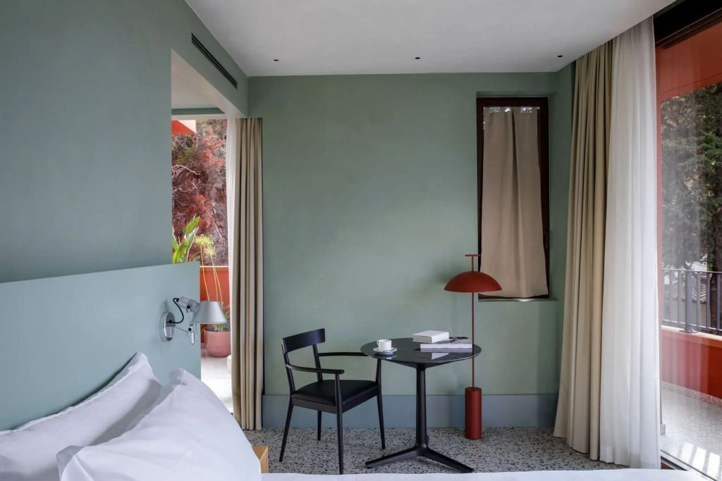 Komfortable Sitzecke und heller Raum im Deluxe Einzel Zimmer