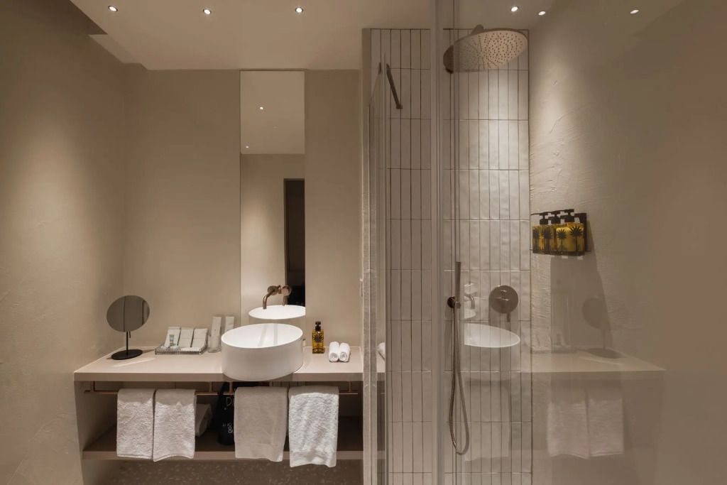 Modernes Badezimmer mit großer Dusche und stilvollem Waschtisch