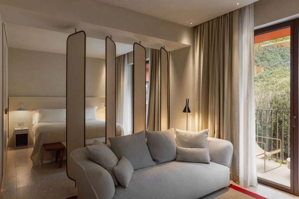Gemütliches Wohnzimmer mit Designer-Sofa und stilvoller Beleuchtung