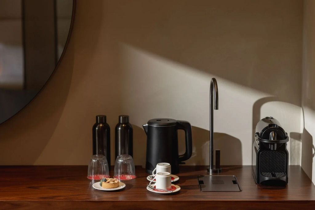 Praktische Tee- und Kaffeezubereitungsecke mit hochwertiger Ausstattung