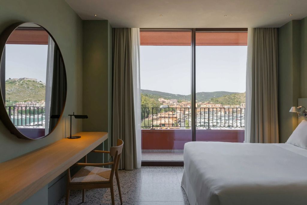 Modernes Hotelzimmer mit Balkon und Meerblick