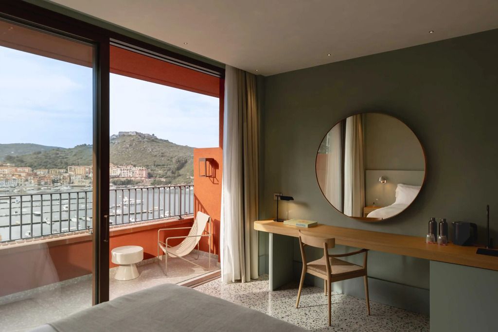 Elegantes Zimmer mit großem Fenster und Aussicht auf das Meer