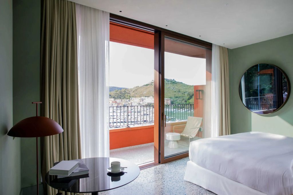 Hotelzimmer mit Balkon Sitzbereich und Meerblick