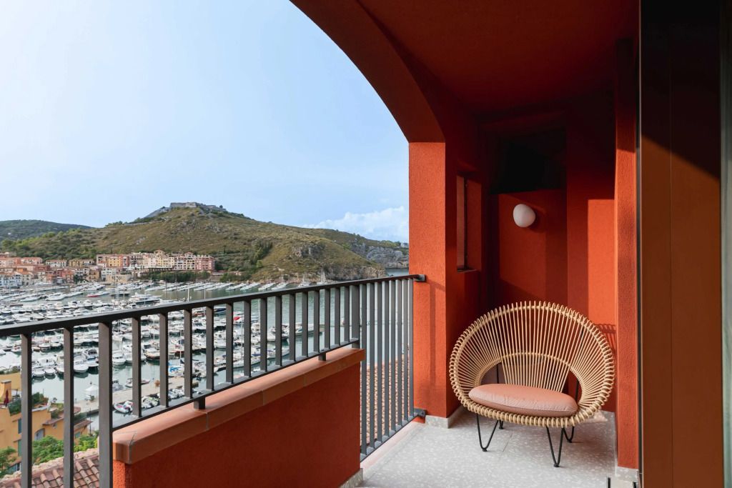 Balkon mit Sitzgelegenheit und Blick auf die Marina