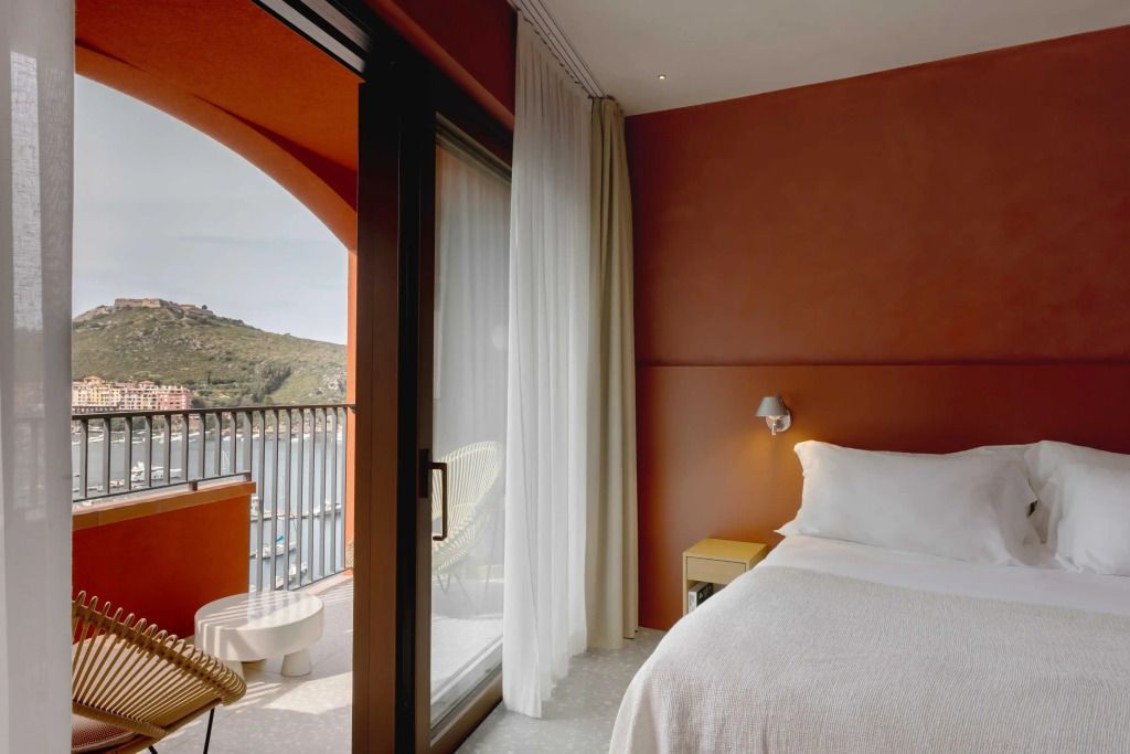 Zimmer mit Balkon und Aussicht auf Landschaft und Meer