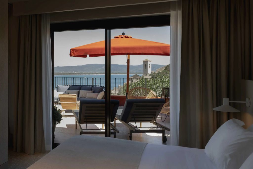 Suite mit direktem Zugang zur Terrasse, die einen Meerblick und Sitzgelegenheiten bietet.