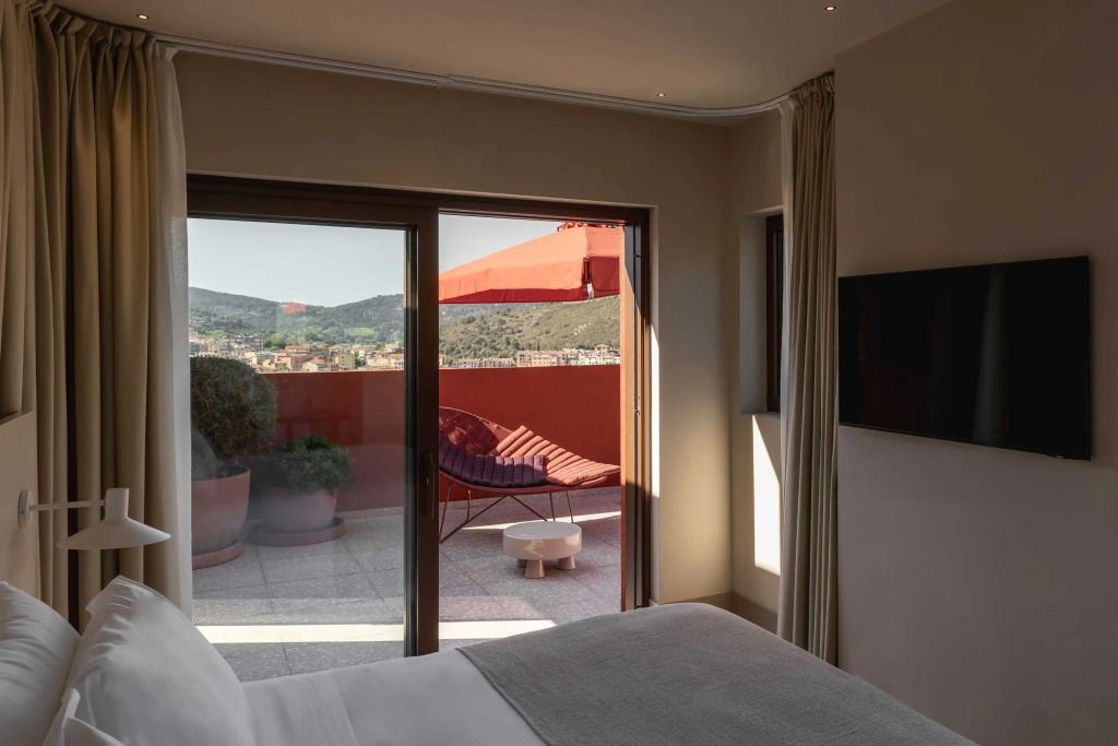 Zimmer mit Zugang zur privaten Terrasse, die Hügelblick und Entspannung bietet.