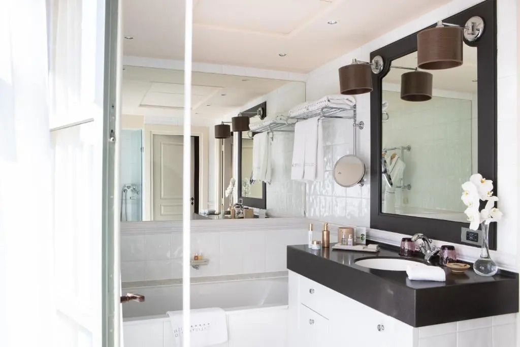 Modernes Badezimmer mit Badewanne und eleganter Ausstattung.
