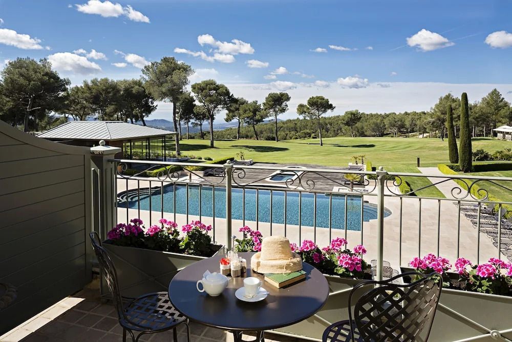 Balkon mit Blick auf den Pool und grüne Umgebung im Hôtel et Spa du Castellet