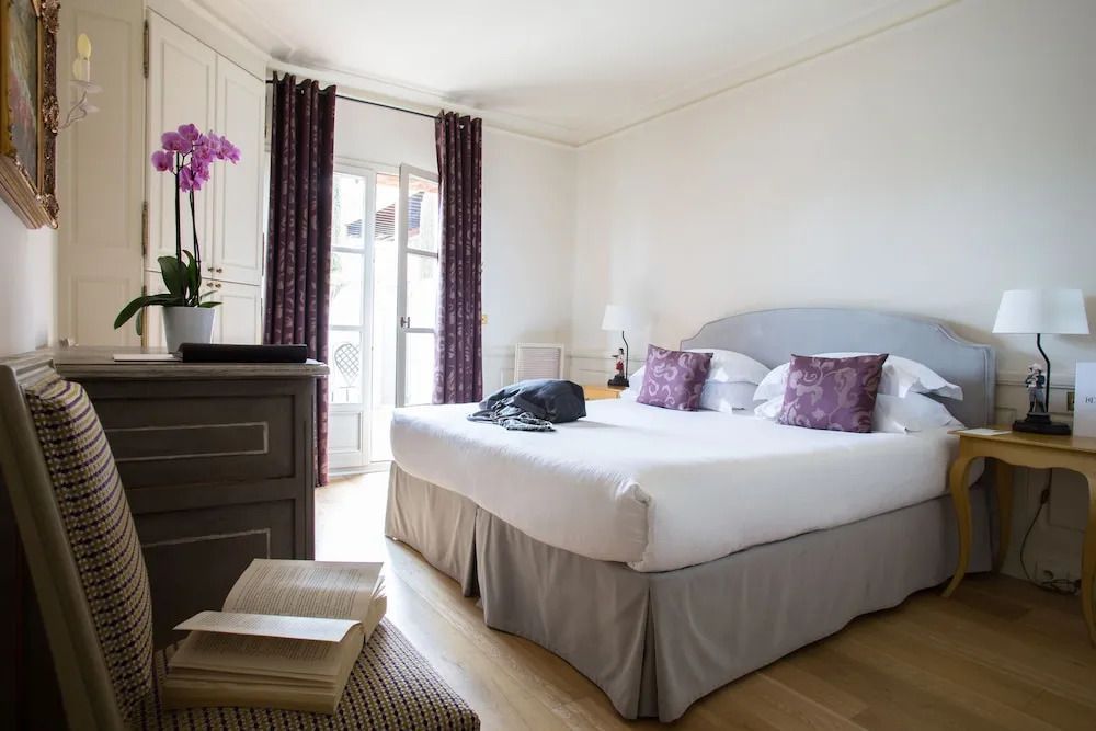 Klassisches Zimmer mit Doppelbett und lila Akzenten im Hôtel et Spa du Castellet