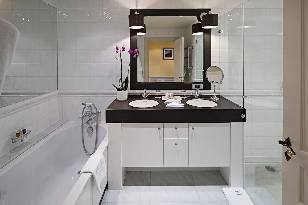 Modernes Badezimmer mit Doppelwaschbecken und Badewanne im Hôtel et Spa du Castellet