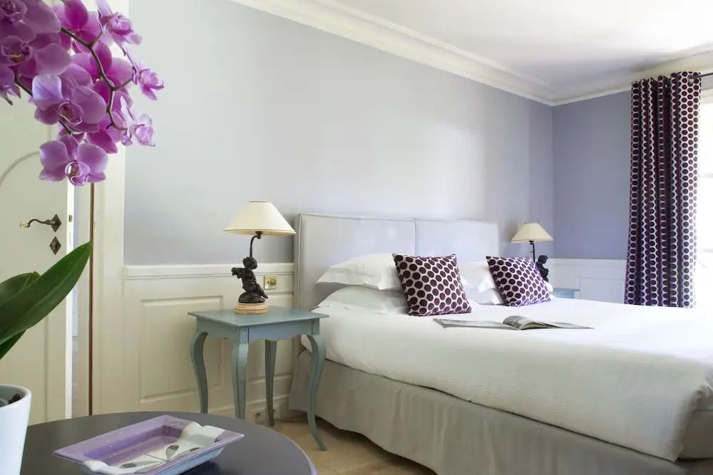 Helles Schlafzimmer mit Doppelbett und eleganter Dekoration im Hotel.