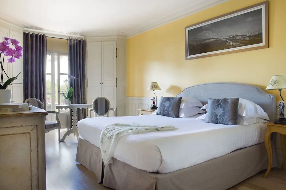 Elegantes Doppelzimmer mit Balkon und großem Doppelbett in neutralen Farben