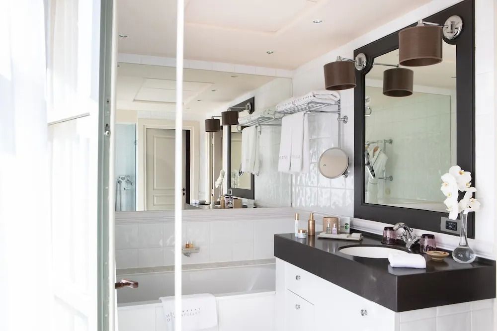 Modernes Badezimmer mit großen Spiegeln und hochwertigen Armaturen