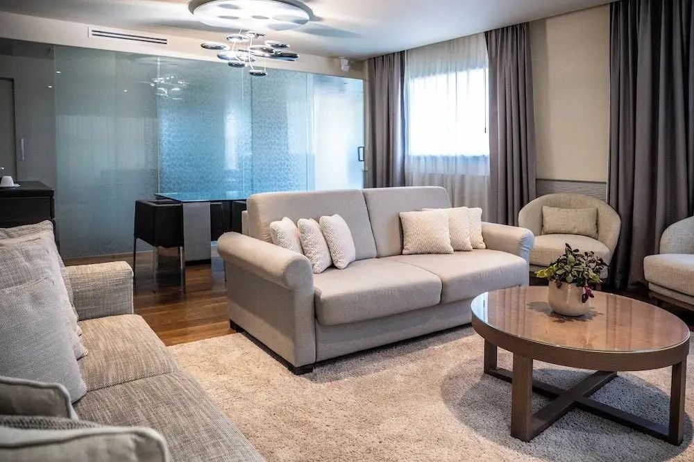 Eleganter Wohnbereich mit Couch und Tisch in hellen Farben
