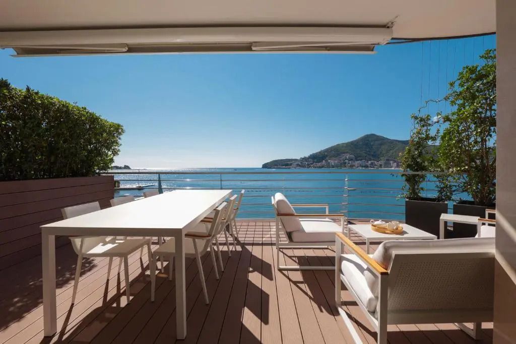 Große Terrasse mit Essbereich und Blick auf das Meer im ĀNANTI Resort Montenegro