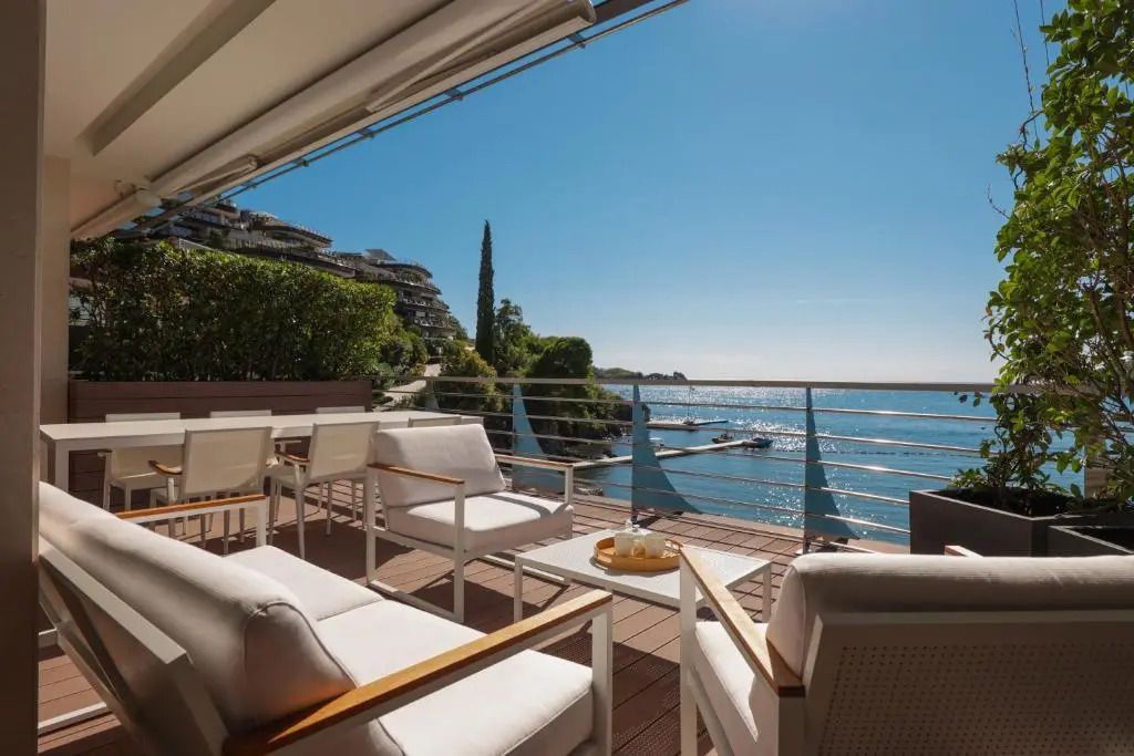 Sitzecke auf einer Terrasse mit Meerblick im ĀNANTI Resort Montenegro