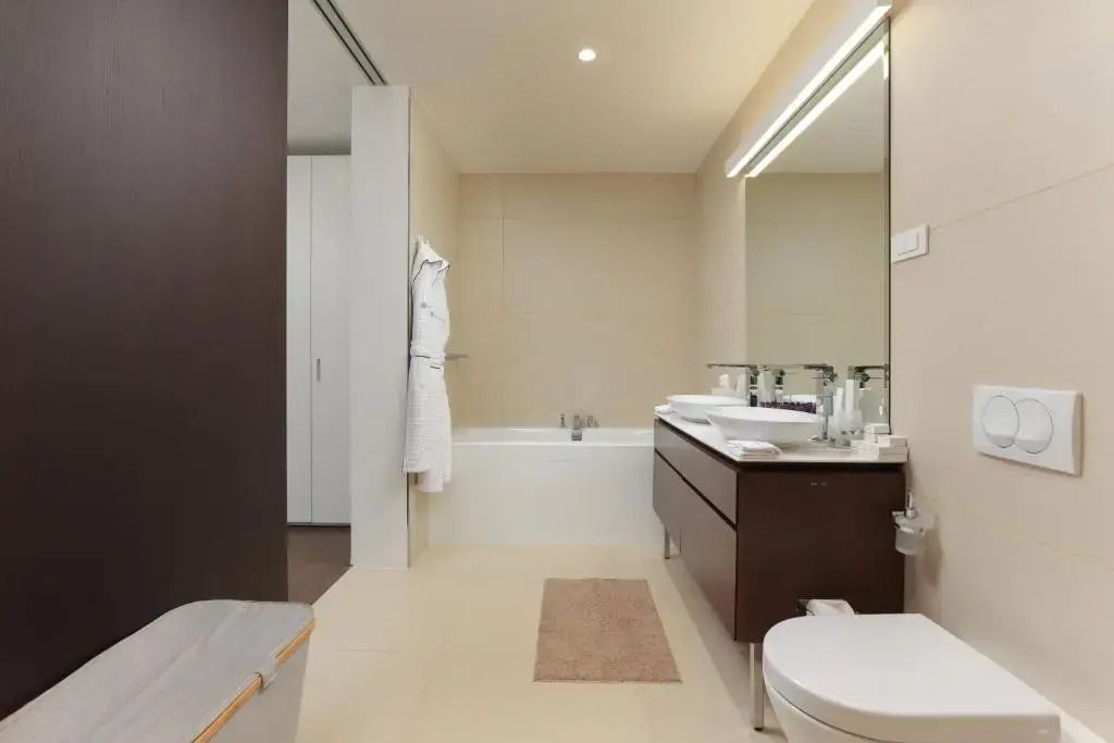 Modernes Badezimmer mit Badewanne im ĀNANTI Resort Montenegro