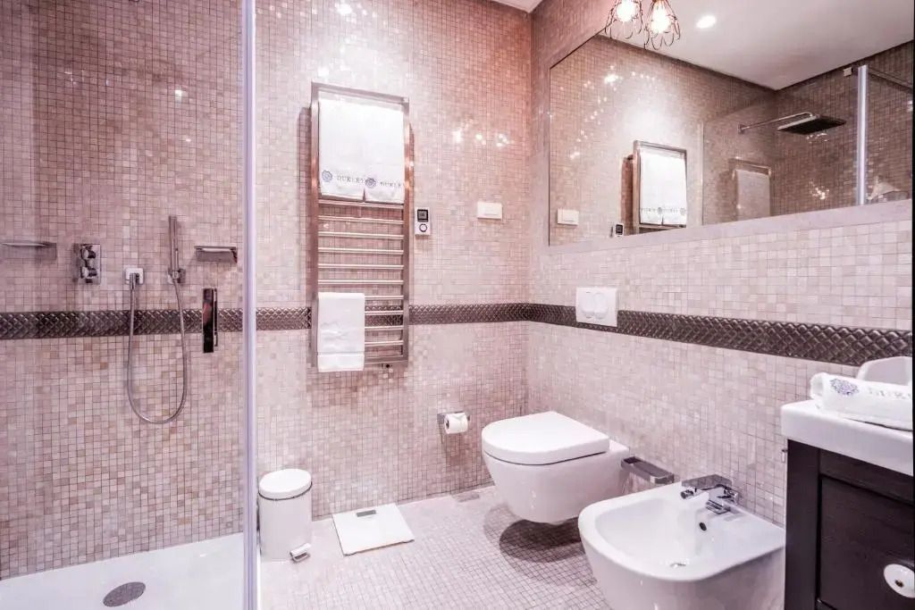 Luxuriöses Badezimmer mit Mosaikfliesen und moderner Ausstattung