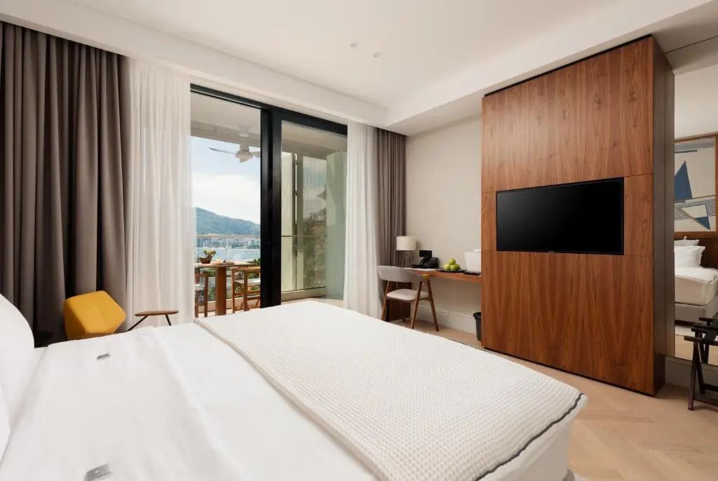 Hotelzimmer mit modernem Dekor und Balkon mit Meerblick