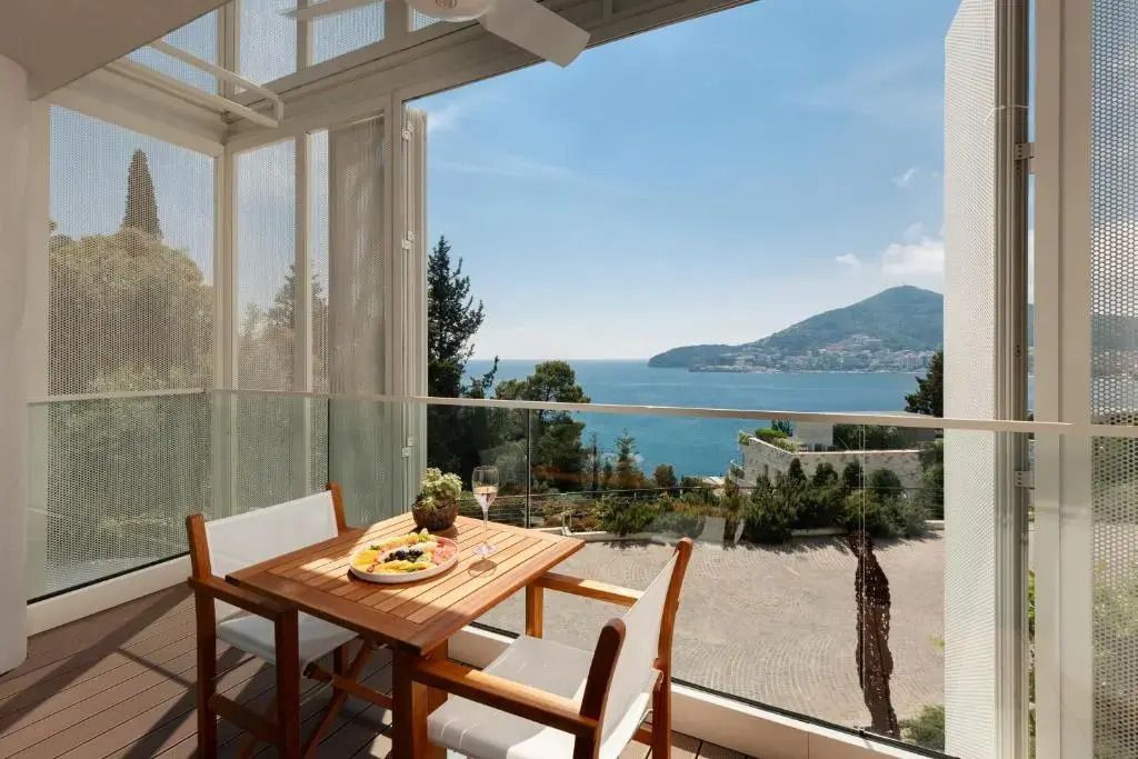 Balkon mit Tisch und Stühlen und spektakulärem Meerblick