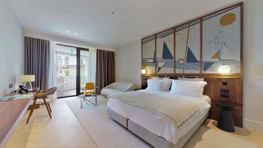 Komfortables Schlafzimmer mit Doppelbett und Balkon im ĀNANTI Resort Montenegro