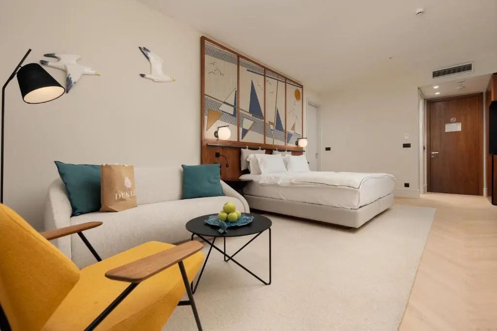 Eleganter Schlafbereich mit Sofa und moderner Einrichtung in der Klub Suite