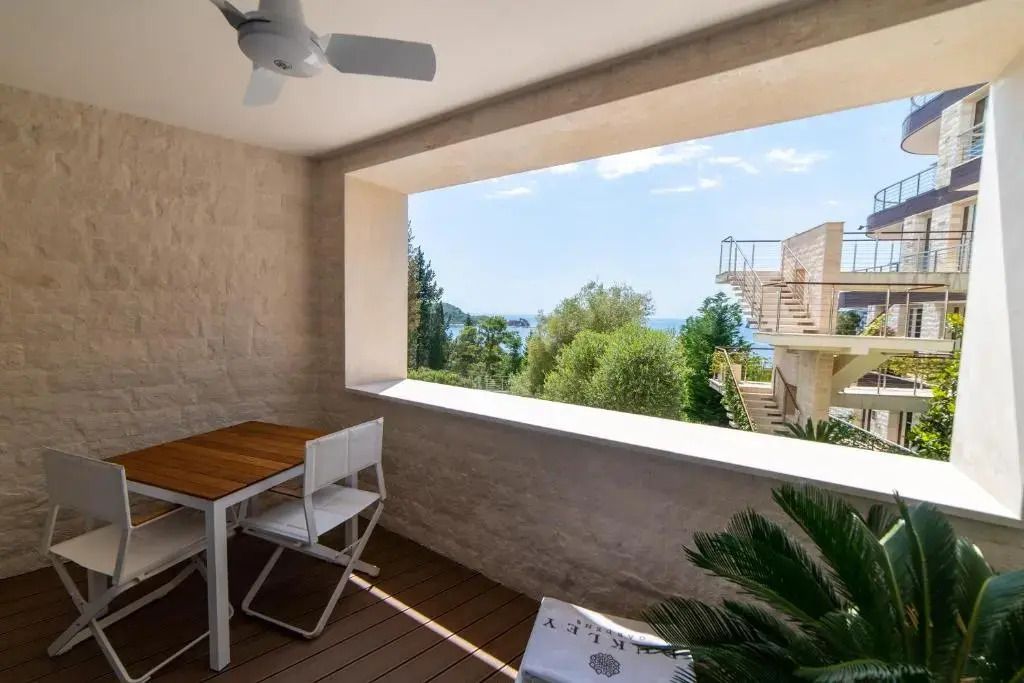 Balkon mit Sitzgelegenheit und Meerblick im ĀNANTI Resort Montenegro