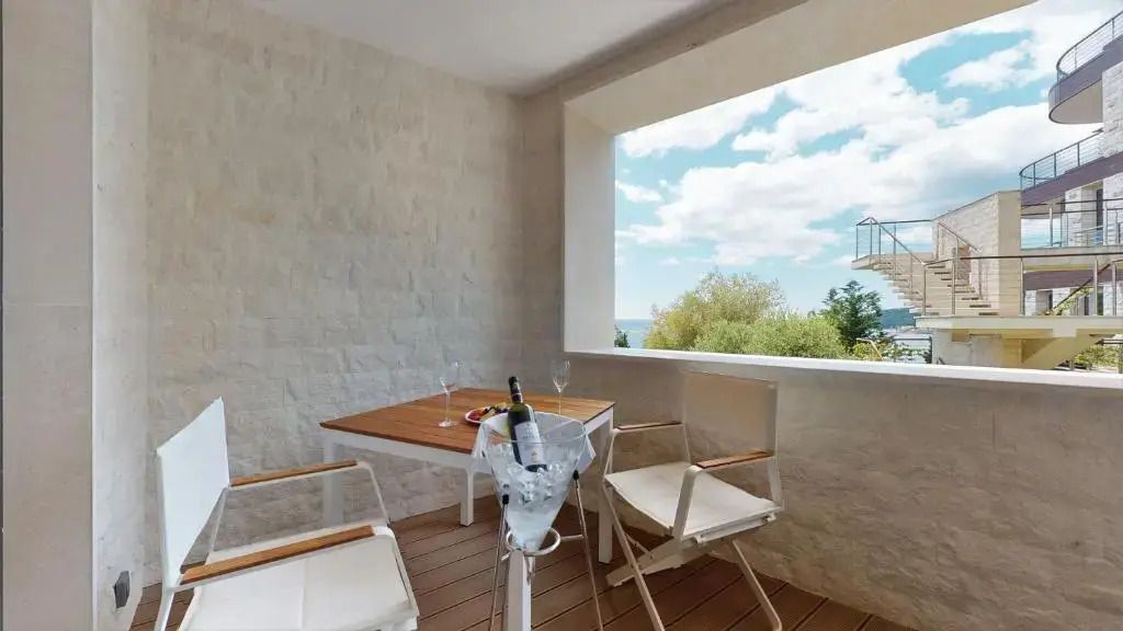 Privater Balkon mit Tisch und Stühlen und Blick auf die Natur