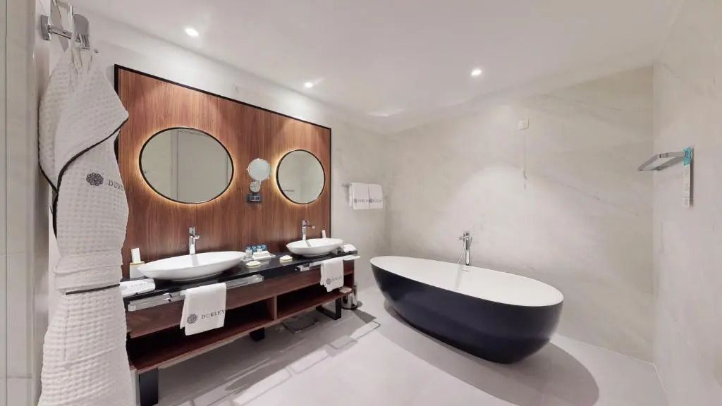 Luxuriöses Badezimmer mit freistehender Badewanne und Doppelwaschbecken