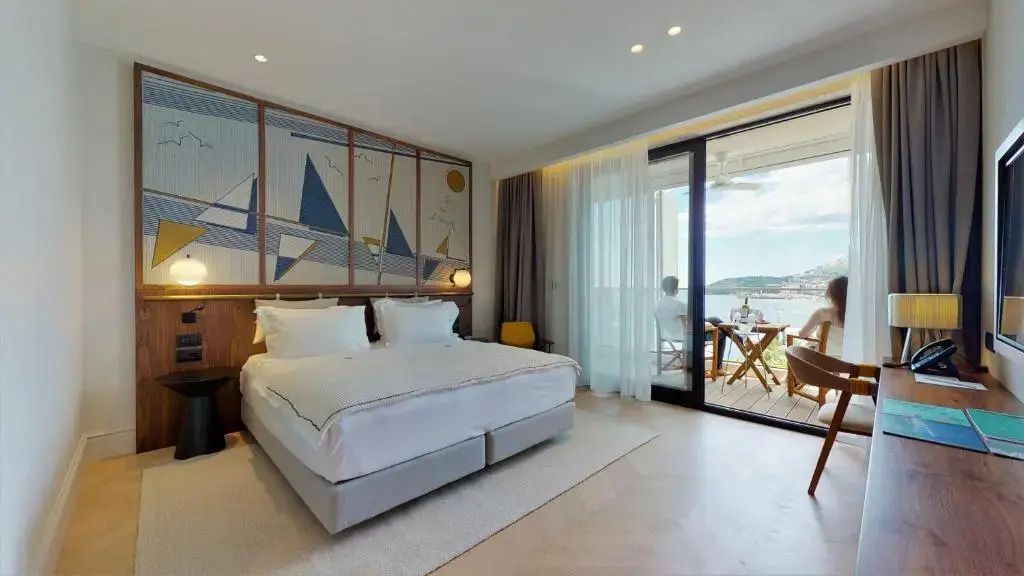 Modernes Doppelzimmer mit Balkontüren und Blick auf die Umgebung