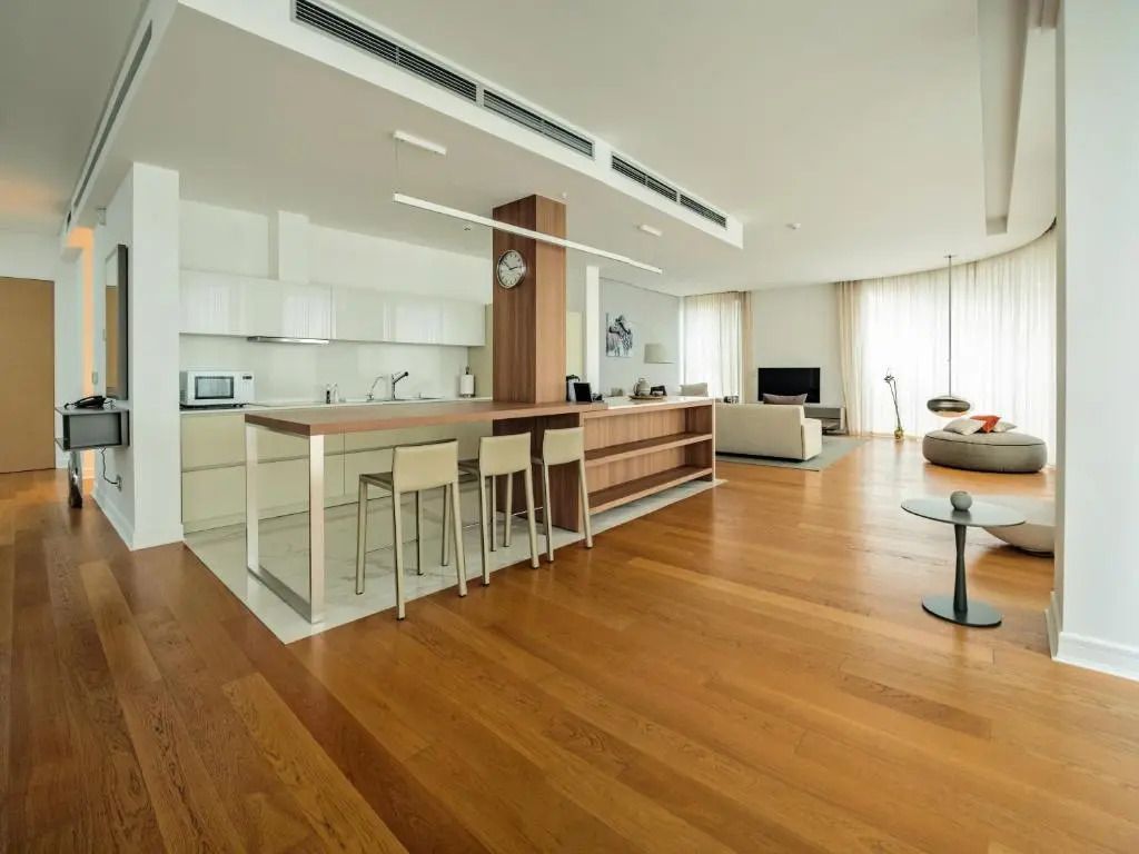 Offene Küche mit Barhockern und Essbereich in modernem Apartment
