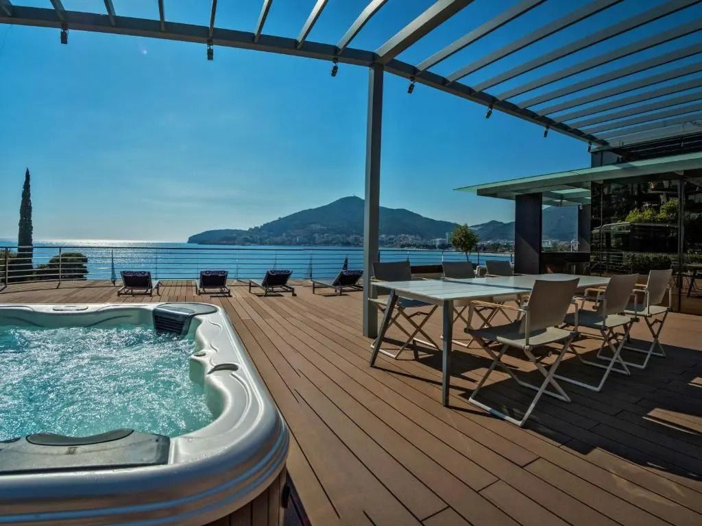 Terrasse mit Whirlpool und herrlichem Meerblick an der Küste