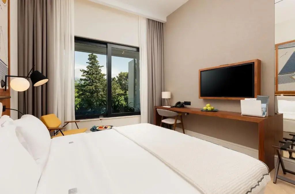 Helles Superior Zimmer mit Gartenblick und großen Fenstern im ĀNANTI Resort