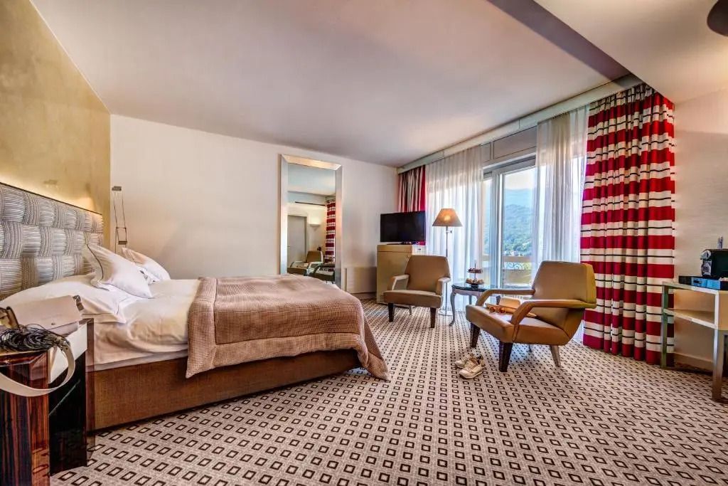 Geräumiges Deluxe Doppelzimmer mit gemütlichem Doppelbett und modernen Möbeln