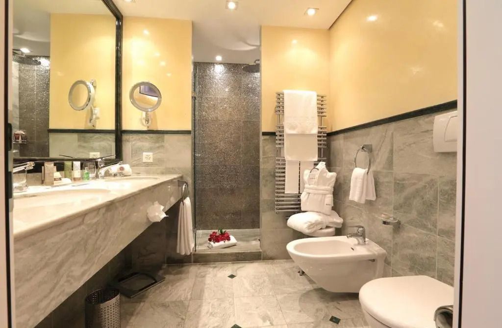 Modernes Badezimmer mit großer Dusche und eleganten Oberflächen