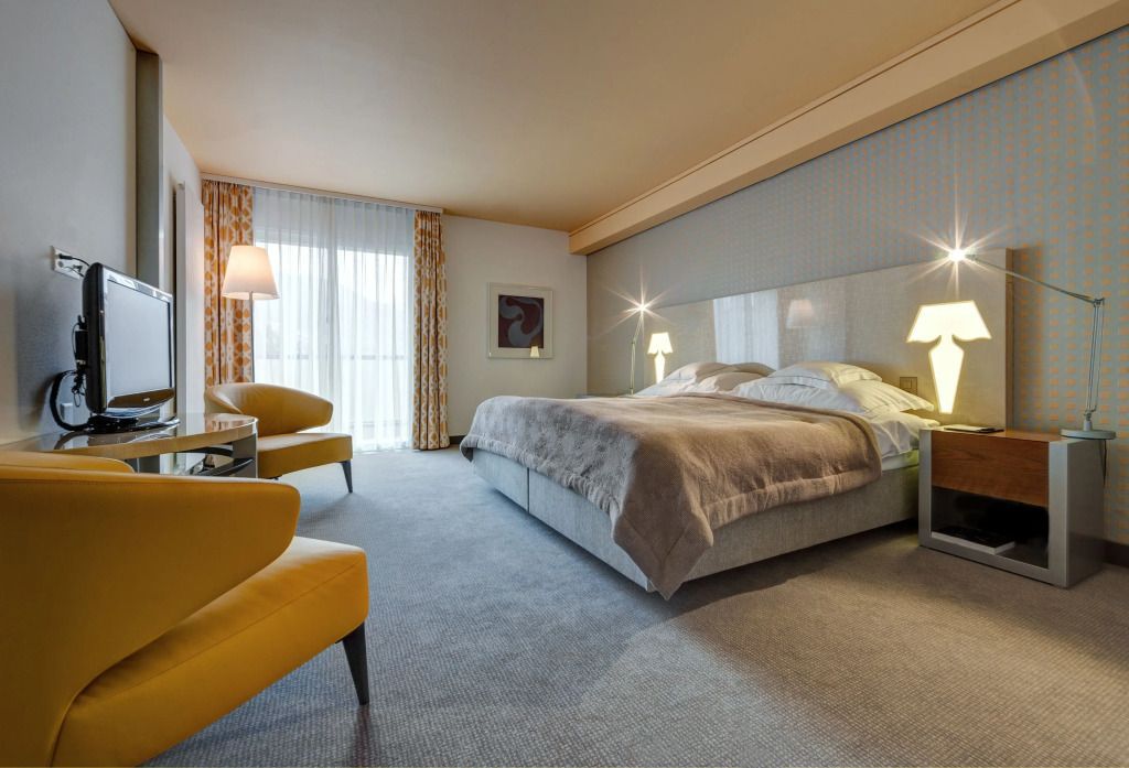 Deluxe Suite mit elegantem Doppelbett und modernen Akzenten