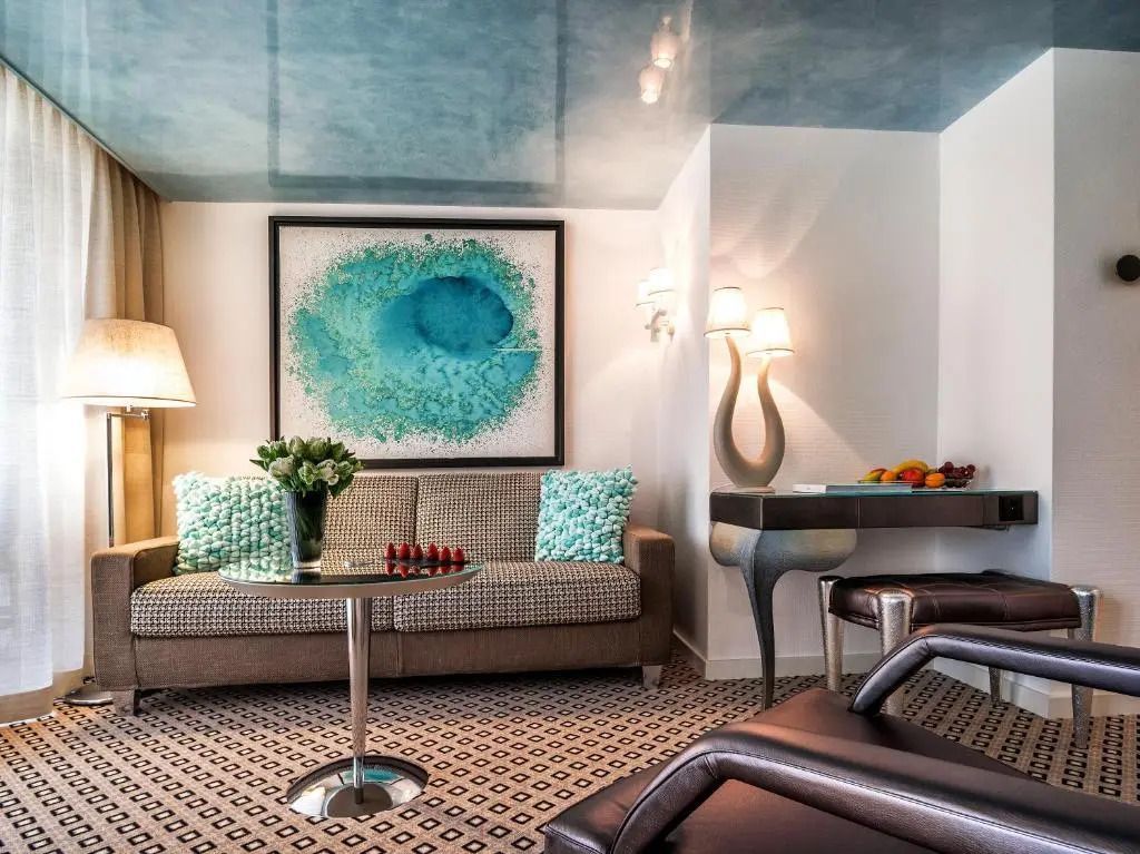 Stilvolle Sitzecke mit Kunstwerk in der Deluxe Suite