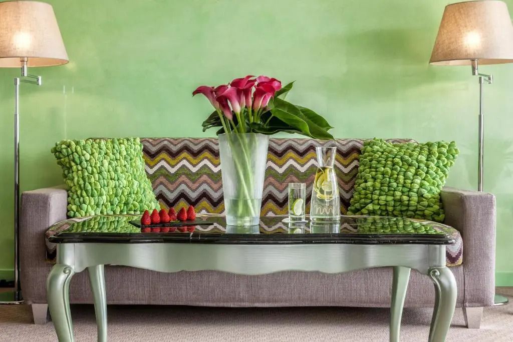 Lebendige Couch mit grünen und bunten Kissen im Wohnbereich