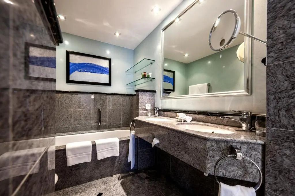 Modernes Badezimmer mit großem Spiegel und Badewanne
