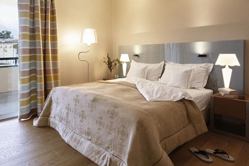 Elegantes Einzelzimmer im Hotel Eden Roc mit komfortablem Bett und Gartenblick